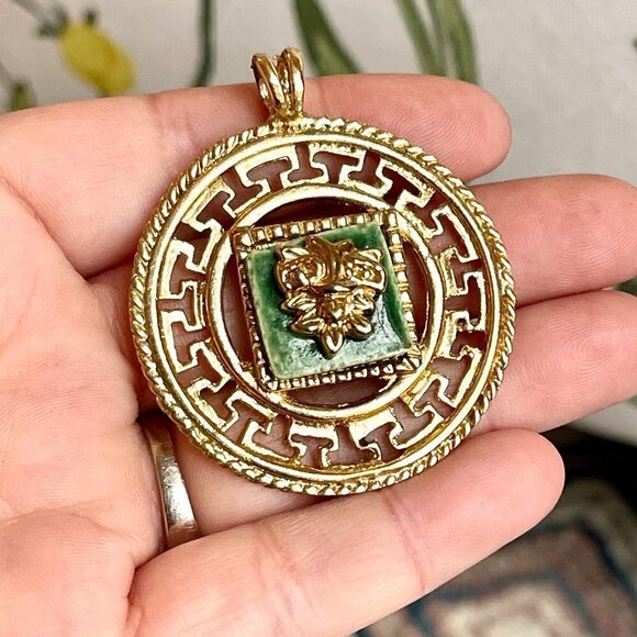 Good Luck Charm Pendant Faux Jade and Gold Tone - Picture 3 of 6